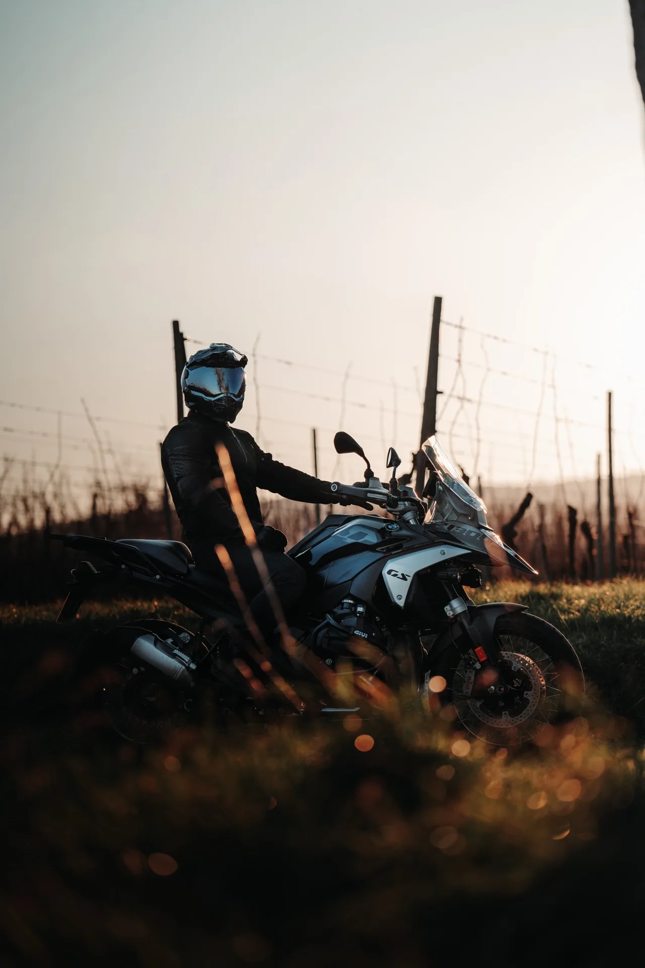 Jezdec s přilbou Scorpion EXO na adventure motorce při západu slunce