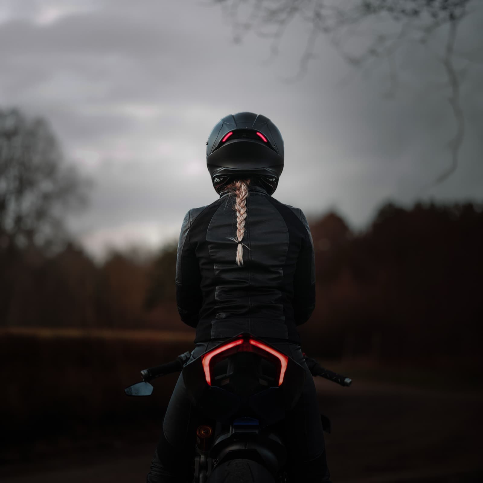Jezdkyně s přilbou Scorpion EXO s LED zadním světlem